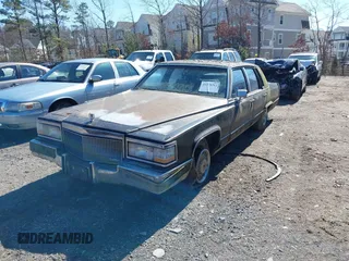 1992 Cadillac Brougham z VIN 1G6DW5477NR703007, wystawiony jako IAAI lot #41570312 z przebiegiem 106 453 mil mil oraz . Historia ofert i sprzedaży dostępna na DreamBid. Obrazek 2.