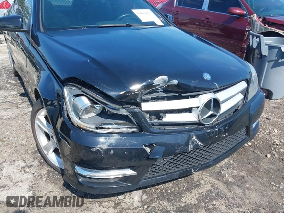 2013 Mercedes-Benz C 250 z VIN WDDGJ4HB7DG012481, wystawiony jako IAAI lot #39663837 z przebiegiem 145 884 mil mil oraz . Historia ofert i sprzedaży dostępna na DreamBid. Obrazek 6.