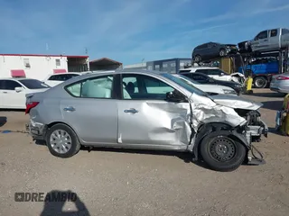 2019 Nissan Versa SV z VIN 3N1CN7AP4KL863069, wystawiony jako IAAI lot #41694007 z przebiegiem 131 141 mil mil oraz . Historia ofert i sprzedaży dostępna na DreamBid. Obrazek 14.