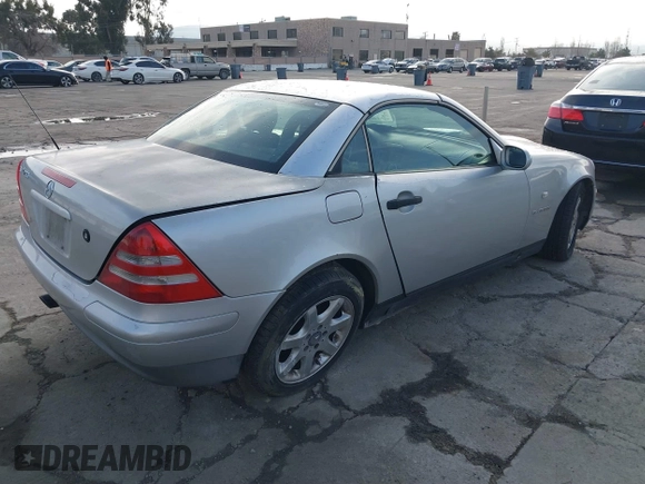 1998 Mercedes-Benz SLK 230/320 z VIN WDBKK47F1WF046560, wystawiony jako IAAI lot #41831678 z przebiegiem 179 494 mil mil oraz . Historia ofert i sprzedaży dostępna na DreamBid. Obrazek 4.