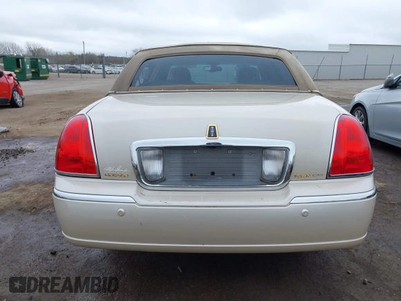 2003 Lincoln Town Car Cartier z VIN 1LNHM83W03Y656352, wystawiony jako IAAI lot #41898985 z przebiegiem 112 712 mil mil oraz . Historia ofert i sprzedaży dostępna na DreamBid. Obrazek 16.