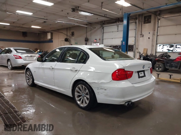 2011 BMW 3 Series 328i z VIN WBAPH5G57BNM82328, wystawiony jako IAAI lot #42130819 z przebiegiem 117 047 mil mil oraz . Historia ofert i sprzedaży dostępna na DreamBid. Obrazek 3.