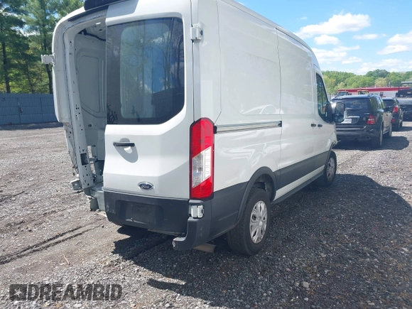 2020 Ford Transit Cargo z VIN 1FTBR1C8XLKA04894, wystawiony jako IAAI lot #42176726 z przebiegiem 84 154 mil mil oraz . Historia ofert i sprzedaży dostępna na DreamBid. Obrazek 4.