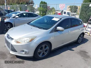 2014 Ford Focus SE z VIN 1FADP3K28EL254693, wystawiony jako IAAI lot #42280155 z przebiegiem 126 250 mil mil oraz . Historia ofert i sprzedaży dostępna na DreamBid. Obrazek 2.