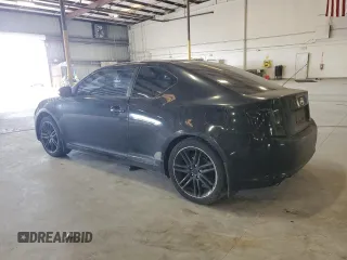 2013 Scion tC z VIN JTKJF5C75D3058143, wystawiony jako Copart lot #58116405 z przebiegiem 242 201 mil mil oraz Szkody całkowita. Historia ofert i sprzedaży dostępna na DreamBid. Obrazek 2.