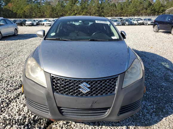 2011 Suzuki Kizashi SE z VIN JS2RE9A30B6110204, wystawiony jako Copart lot #85853384 z przebiegiem 168 962 mil mil oraz Szkoda całkowita • Salvage title. Historia ofert i sprzedaży dostępna na DreamBid. Obrazek 5.