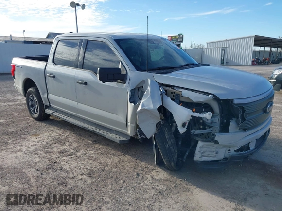 2023 Ford F-150 Lightning Pro z VIN 1FTVW1EL4PWG59817, wystawiony jako IAAI lot #41243052 z przebiegiem 9 859 mil mil oraz . Historia ofert i sprzedaży dostępna na DreamBid. Obrazek 1.