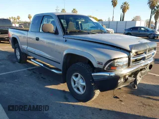 2000 Dodge Dakota Sport with VIN 1B7GG22N6YS690223, listed as a IAAI auction lot 41244256 with 147,443 mi miles. Bid and sale history available at carsss.com. Image 1.
