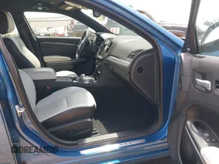 2020 Chrysler 300 S z VIN 2C3CCABG7LH188735, wystawiony jako IAAI lot #42051069 z przebiegiem 83 536 mil mil oraz . Historia ofert i sprzedaży dostępna na DreamBid. Obrazek 5.