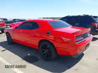 2018 Dodge Challenger SXT z VIN 2C3CDZAG6JH294667, wystawiony jako IAAI lot #42062200 z przebiegiem 84 911 mil mil oraz . Historia ofert i sprzedaży dostępna na DreamBid. Obrazek 3.
