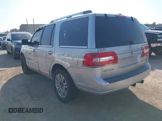 2011 Lincoln Navigator z VIN 5LMJJ2H56BEJ08330, wystawiony jako IAAI lot #41668494 z przebiegiem 266 944 mil mil oraz . Historia ofert i sprzedaży dostępna na DreamBid. Obrazek 3.