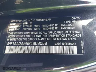 2024 Porsche Macan with VIN WP1AA2A55RLB03058, listed as a IAAI auction lot 41905728 with 7,880 mi miles. Bid and sale history available at carsss.com. Image 9.