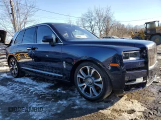 2023 Rolls-Royce Cullinan z VIN SLATV4C05PU219564, wystawiony jako Copart lot #42395205 z przebiegiem 5430 mil mil oraz Nie do naprawy. Historia ofert i sprzedaży dostępna na DreamBid. Obrazek 4.