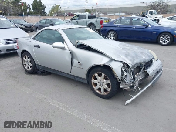 1998 Mercedes-Benz SLK 230/320 z VIN WDBKK47F0WF020242, wystawiony jako IAAI lot #41913424 z przebiegiem Nie podano mil oraz . Historia ofert i sprzedaży dostępna na DreamBid. Obrazek 1.