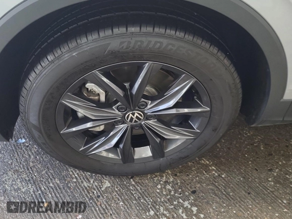 2024 Volkswagen Tiguan SE with VIN 3VV3B7AX5RM107374, listed as a IAAI auction lot 42845196 with 24,195 mi miles and . Bid and sale history available at DreamBid. Image 2.