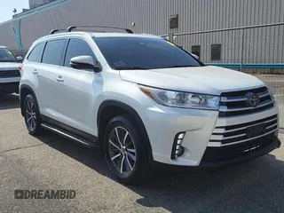 2019 Toyota Highlander SE z VIN 5TDJZRFH0KS597808, wystawiony jako Copart lot #61400575 z przebiegiem 147 000 mil mil oraz Czysty tytuł • Clean title. Historia ofert i sprzedaży dostępna na DreamBid. Obrazek 1.