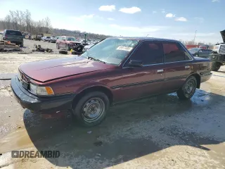 1989 Toyota Camry DLX z VIN 4T1SV21E3KU053153, wystawiony jako Copart lot #49917485 z przebiegiem 79 028 mil mil oraz Szkoda całkowita • Salvage title. Historia ofert i sprzedaży dostępna na DreamBid. Obrazek 1.