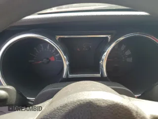 2005 Ford Mustang Deluxe z VIN 1ZVFT80N555129676, wystawiony jako Copart lot #52985715 z przebiegiem 135 160 mil mil oraz Szkoda całkowita • Salvage title. Historia ofert i sprzedaży dostępna na DreamBid. Obrazek 9.