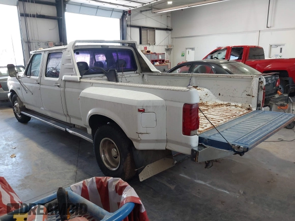 1993 Ford F-350 z VIN 2FTJW35M6PCA27433, wystawiony jako IAAI lot #42025246 z przebiegiem Nie podano mil oraz . Historia ofert i sprzedaży dostępna na DreamBid. Obrazek 3.