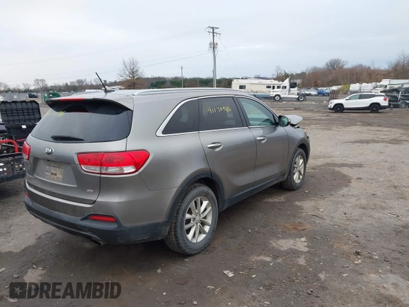 2016 Kia Sorento LX with VIN 5XYPGDA33GG145760, listed as a IAAI auction lot 41138936 with 156,010 mi miles. Bid and sale history available at carsss.com. Image 4.