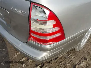 2003 Mercedes-Benz C 240 z VIN WDBRH81J93F394006, wystawiony jako IAAI lot #42061601 z przebiegiem 143 431 mil mil oraz . Historia ofert i sprzedaży dostępna na DreamBid. Obrazek 6.