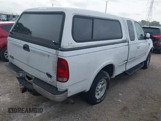 1998 Ford F-150 XL z VIN 1FTRX18L6WNA13872, wystawiony jako IAAI lot #42796411 z przebiegiem 108 649 mil mil oraz . Historia ofert i sprzedaży dostępna na DreamBid. Obrazek 4.