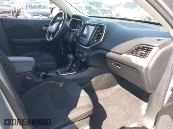 2016 Jeep Cherokee Latitude z VIN 1C4PJMCS5GW243746, wystawiony jako IAAI lot #41346904 z przebiegiem 98 616 mil mil oraz . Historia ofert i sprzedaży dostępna na DreamBid. Obrazek 5.