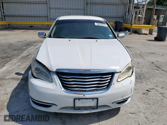 2013 Chrysler 200 LX z VIN 1C3CCBAB6DN763329, wystawiony jako Copart lot #58953035 z przebiegiem 162 879 mil mil oraz Szkoda całkowita • Salvage title. Historia ofert i sprzedaży dostępna na DreamBid. Obrazek 5.
