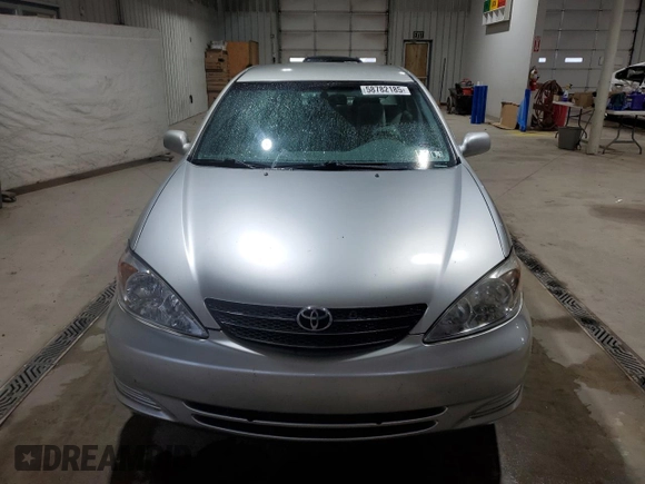 2002 Toyota Camry LE z VIN 4T1BE32K32U063577, wystawiony jako Copart lot #58782185 z przebiegiem 243 589 mil mil oraz Szkoda całkowita • Salvage title. Historia ofert i sprzedaży dostępna na DreamBid. Obrazek 5.