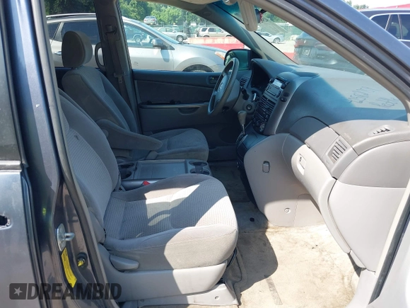 2006 Toyota Sienna CE z VIN 5TDZA23CX6S440948, wystawiony jako IAAI lot #42582759 z przebiegiem 238 185 mil mil oraz . Historia ofert i sprzedaży dostępna na DreamBid. Obrazek 5.