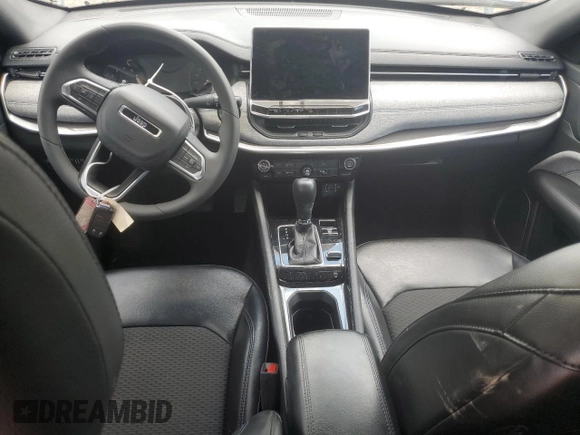2023 Jeep Compass Latitude z VIN 3C4NJDBN9PT552970, wystawiony jako Copart lot #63489905 z przebiegiem 61 045 mil mil oraz Czysty tytuł • Clean title. Historia ofert i sprzedaży dostępna na DreamBid. Obrazek 8.