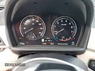 2021 BMW X1 sDrive28i z VIN WBXJG7C03M5T49590, wystawiony jako Copart lot #52473453 z przebiegiem 19 199 mil mil oraz Nie do naprawy. Historia ofert i sprzedaży dostępna na DreamBid. Obrazek 9.