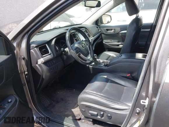2015 Toyota Highlander XLE z VIN 5TDKKRFH8FS050848, wystawiony jako IAAI lot #42279034 z przebiegiem 101 053 mil mil oraz . Historia ofert i sprzedaży dostępna na DreamBid. Obrazek 18.