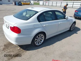 2011 BMW 3 Series 328i xDrive z VIN WBAPK5G52BNN51640, wystawiony jako IAAI lot #42017674 z przebiegiem Nie podano mil oraz . Historia ofert i sprzedaży dostępna na DreamBid. Obrazek 4.