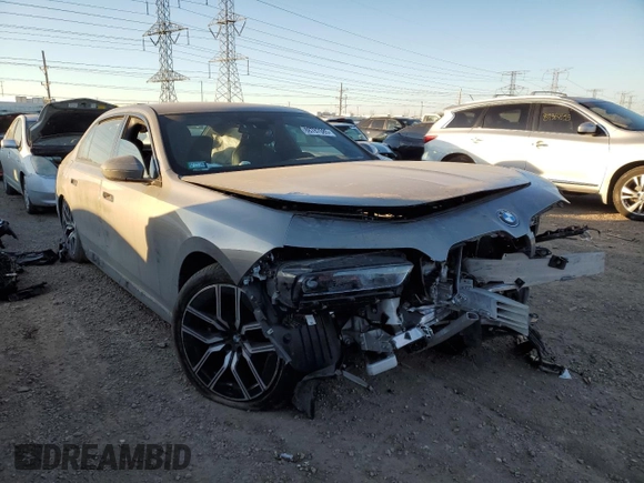 2023 BMW i7 xDrive60 z VIN WBY53EJ01PCM58257, wystawiony jako Copart lot #88787085 z przebiegiem Nie podano mil oraz Szkoda całkowita • Salvage title. Historia ofert i sprzedaży dostępna na DreamBid. Obrazek 4.