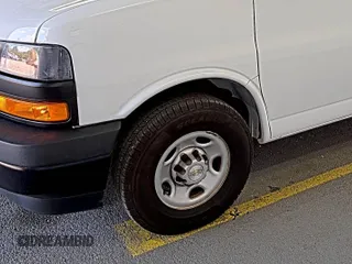 2020 Chevrolet Express Cargo z VIN 1GCWGAFG9L1253235, wystawiony jako IAAI lot #42580142 z przebiegiem 77 857 mil mil oraz . Historia ofert i sprzedaży dostępna na DreamBid. Obrazek 10.