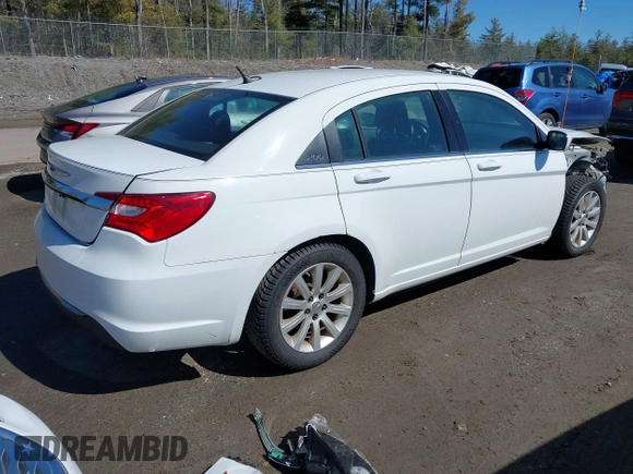 2014 Chrysler 200 Touring z VIN 1C3CCBBG5EN115346, wystawiony jako IAAI lot #41956105 z przebiegiem 128 466 mil mil oraz . Historia ofert i sprzedaży dostępna na DreamBid. Obrazek 4.