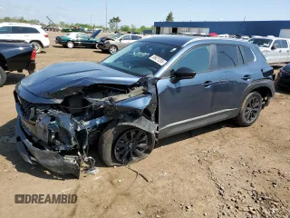 2023 Mazda CX-50 S Preferred Plus z VIN 7MMVABCM4PN128798, wystawiony jako Copart lot #56921265 z przebiegiem 42 018 mil mil oraz Czysty tytuł • Clean title. Historia ofert i sprzedaży dostępna na DreamBid. Obrazek 1.