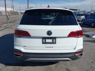 2024 Volkswagen Taos SE z VIN 3VVEX7B29RM025564, wystawiony jako IAAI lot #41350181 z przebiegiem 6 862 mil mil oraz . Historia ofert i sprzedaży dostępna na DreamBid. Obrazek 16.
