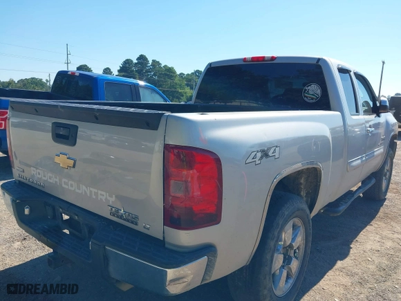 2010 Chevrolet Silverado 1500 LT with VIN 1GCSKSE35AZ298883, listed as a IAAI auction lot 39632673 with 165,950 mi miles. Bid and sale history available at carsss.com. Image 4.