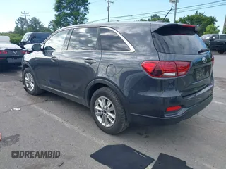 2019 Kia Sorento LX z VIN 5XYPG4A53KG482147, wystawiony jako IAAI lot #42189595 z przebiegiem 109 512 mil mil oraz . Historia ofert i sprzedaży dostępna na DreamBid. Obrazek 3.