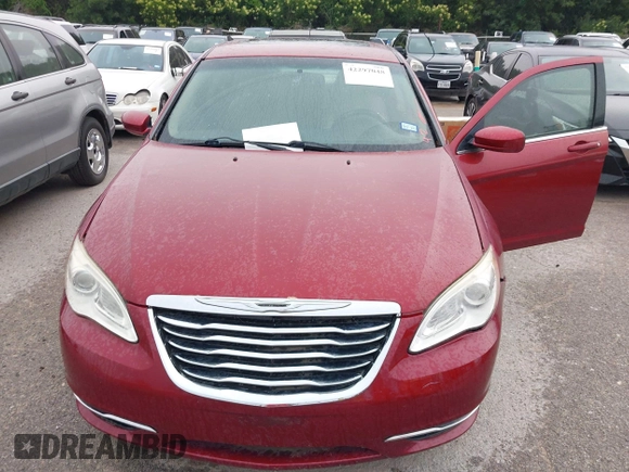 2012 Chrysler 200 Touring z VIN 1C3CCBBB6CN180868, wystawiony jako IAAI lot #42297048 z przebiegiem 110 213 mil mil oraz . Historia ofert i sprzedaży dostępna na DreamBid. Obrazek 6.