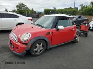 2011 MINI Hardtop z VIN WMWSU3C56BT095703, wystawiony jako Copart lot #55506415 z przebiegiem 164 389 mil mil oraz Szkoda całkowita • Salvage title. Historia ofert i sprzedaży dostępna na DreamBid. Obrazek 1.