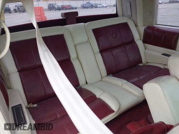 1988 Cadillac DeVille z VIN 1G6CD1156J4269375, wystawiony jako IAAI lot #42203004 z przebiegiem 154 782 mil mil oraz . Historia ofert i sprzedaży dostępna na DreamBid. Obrazek 8.