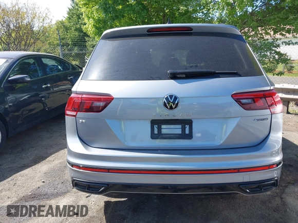 2024 Volkswagen Tiguan SE R-Line Black with VIN 3VV8B7AX3RM108710, listed as a IAAI auction lot 42032777 with 17,337 mi miles and . Bid and sale history available at DreamBid. Image 16.