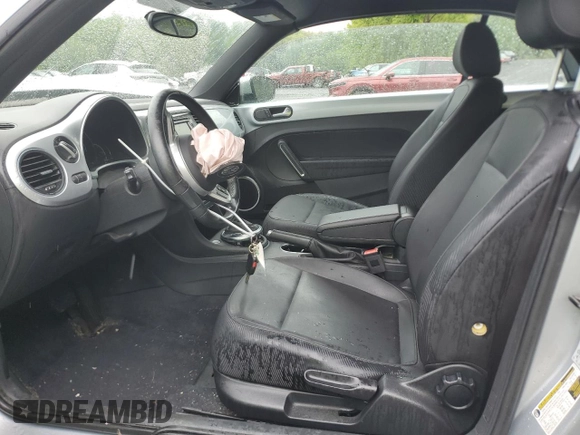 2013 Volkswagen Beetle 2.5L w/Sound/Nav z VIN 3VW5P7ATXDM812019, wystawiony jako Copart lot #56921485 z przebiegiem Nie podano mil oraz Szkoda całkowita • Salvage title. Historia ofert i sprzedaży dostępna na DreamBid. Obrazek 7.