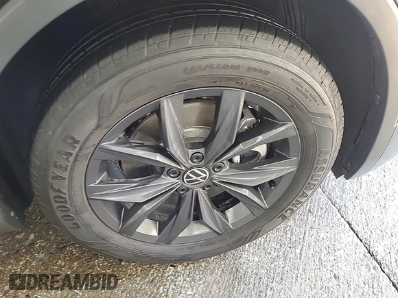2024 Volkswagen Tiguan SE with VIN 3VV3B7AX8RM076346, listed as a IAAI auction lot 42734323 with 29,573 mi miles and . Bid and sale history available at DreamBid. Image 31.