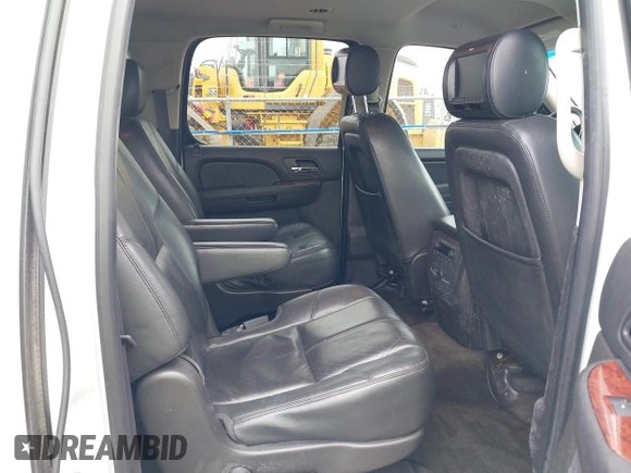 2014 Chevrolet Suburban LT with VIN 1GNSCJE04ER107836, listed as a IAAI auction lot 41698679 with 106,139 mi miles. Bid and sale history available at carsss.com. Image 8.