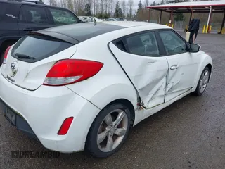 2015 Hyundai Veloster with VIN KMHTC6AD6FU236478, listed as a IAAI auction lot 41923285 with 120,079 mi miles. Bid and sale history available at carsss.com. Image 4.