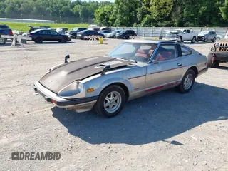1983 Datsun 280ZX z VIN JN1HZ04S9DX573578, wystawiony jako IAAI lot #42516151 z przebiegiem 135 572 mil mil oraz . Historia ofert i sprzedaży dostępna na DreamBid. Obrazek 2.